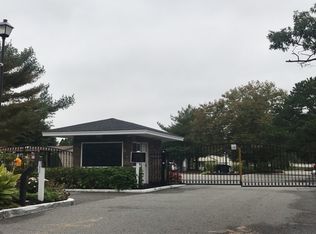 161 Village Cir W, Manorville, NY 11949