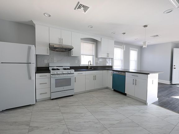 5th image of 42 Franklin Ave #1