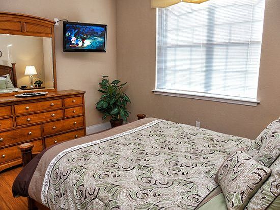 TR3C118-queen-master-bedroom-with-wall-mounted-flat-screen-t