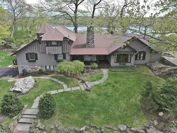 16 Crestwood Trl, Sparta, NJ 07871