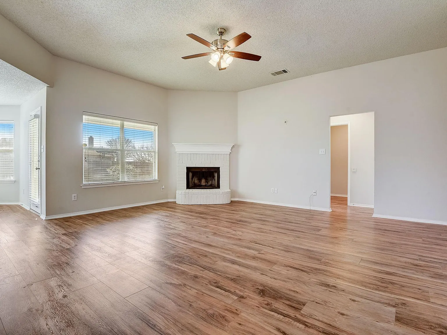 3 bed, 1621 sqft, $2,400 — Photo 4