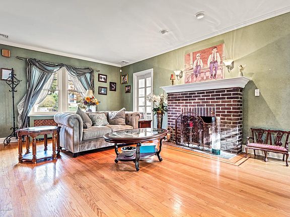 3rd image of 46 Woodbine Ave