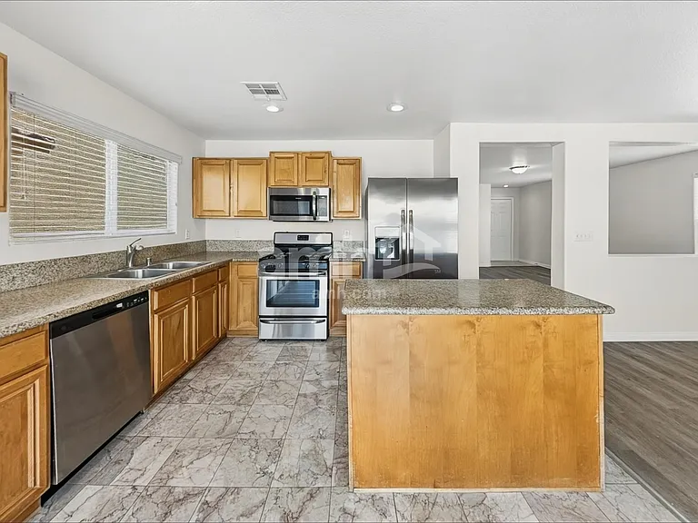 2034 Spiers Ave — Photo 3