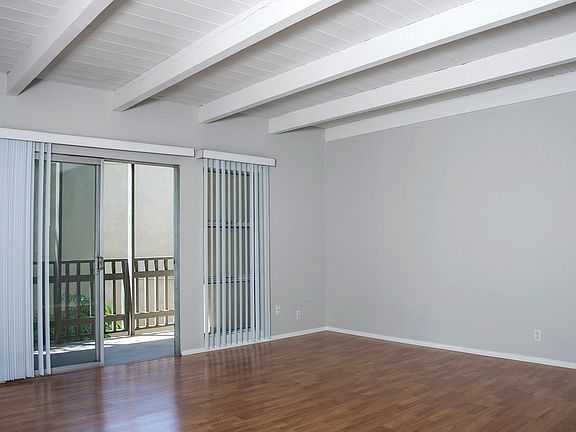 3rd image of 3131 Montrose Ave APT 8