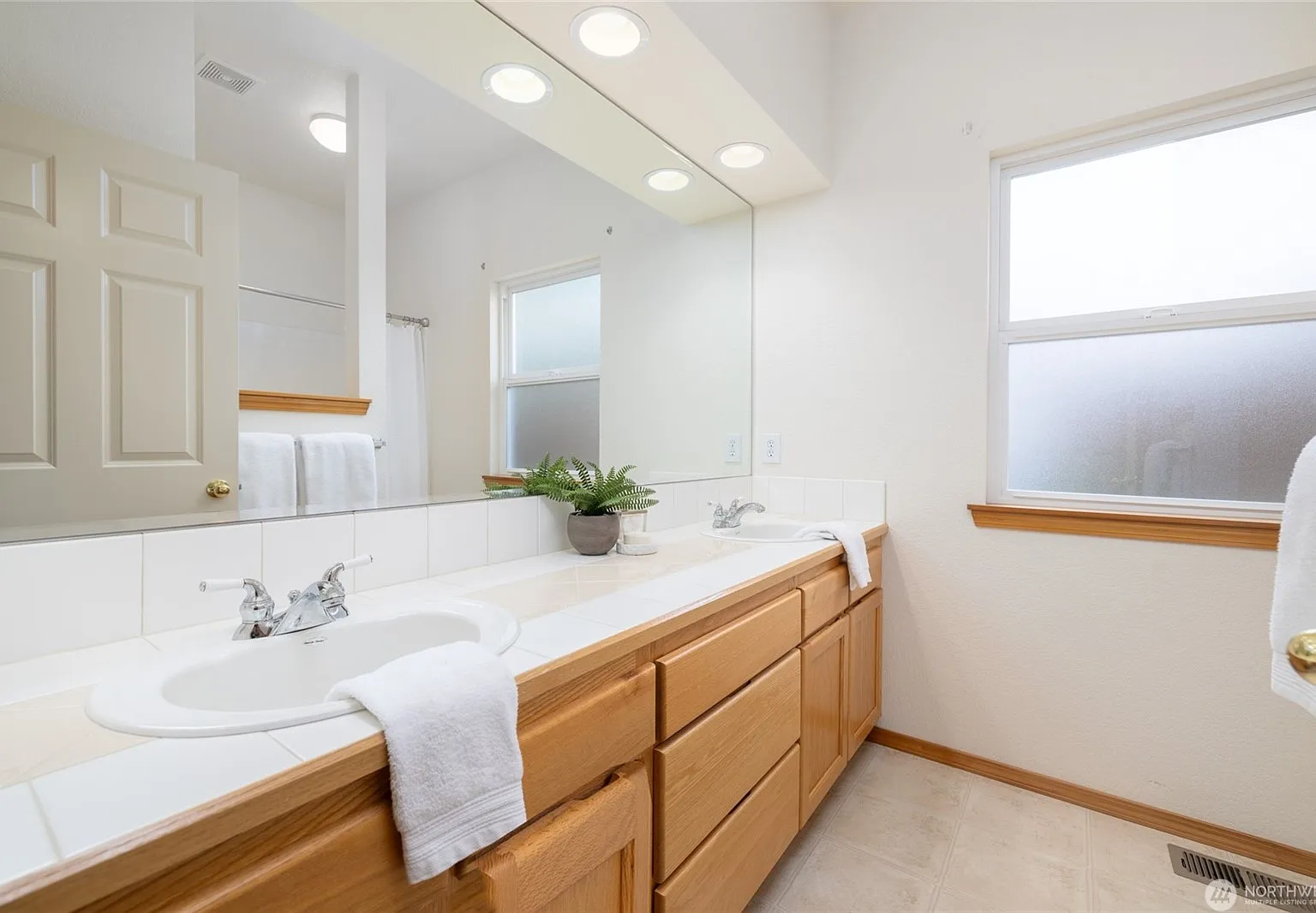 3 bed, 2.5 bath, 2074 sqft, $3,400 — Photo 2
