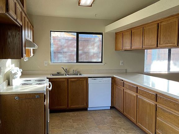 5th image of 281 Christine Dr