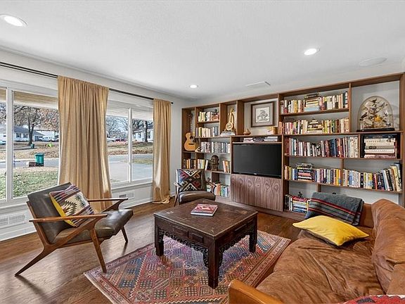 3rd image of 5239 Howe Dr