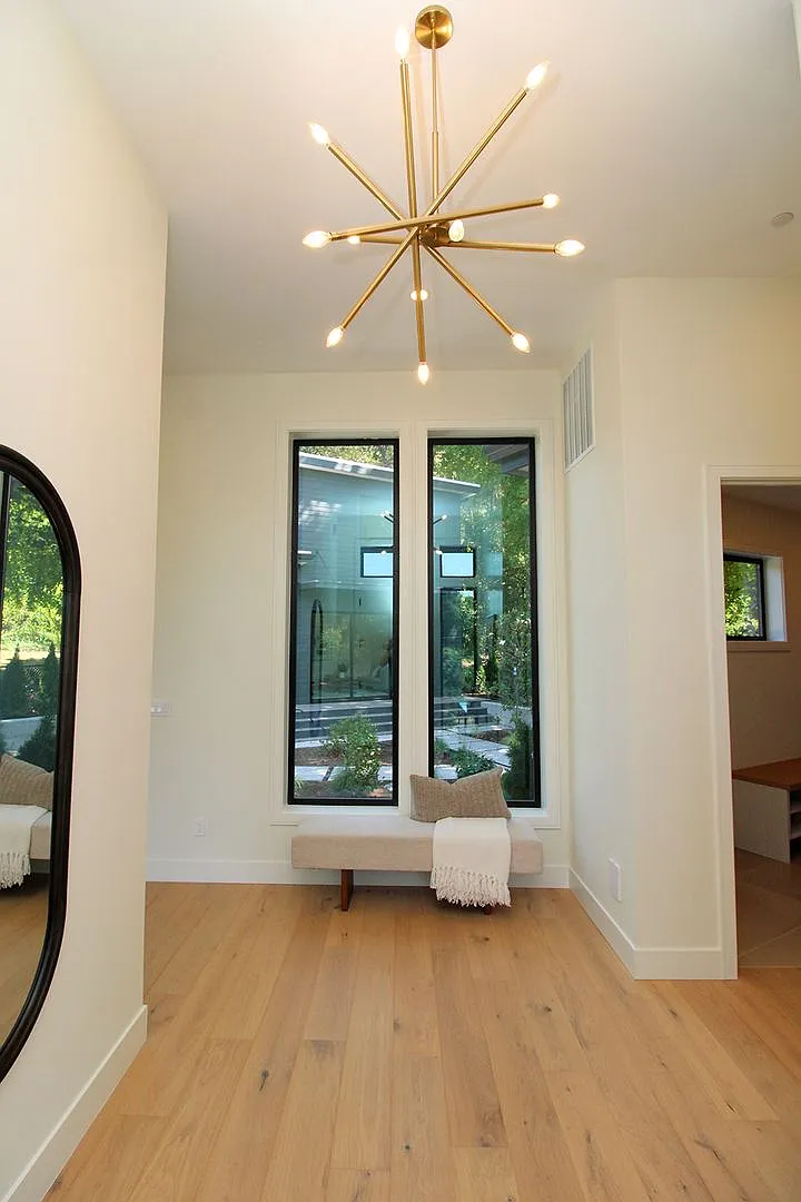 Stunning Brand New Contemporary Bridlemile Home - 4 Bed/4.5 Bath — Photo 3