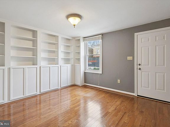 5th image of 453 Parker Ave