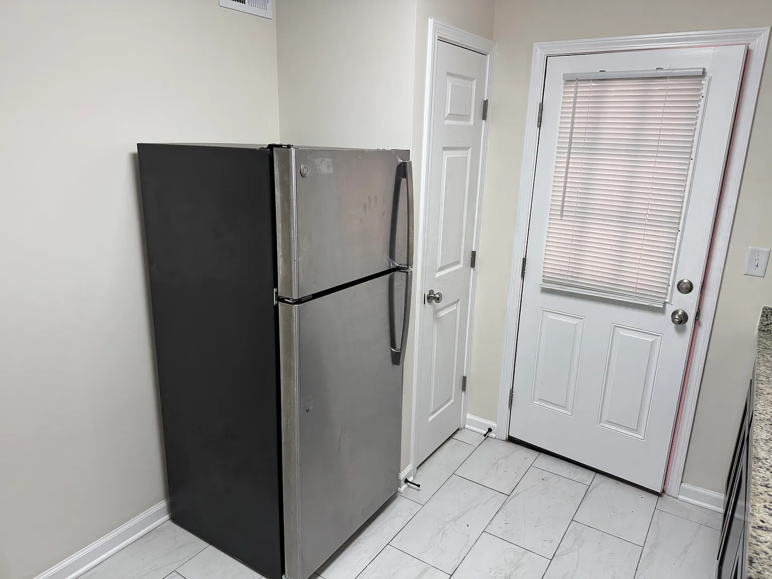 2 bed, 720 sqft, $820 — Photo 2