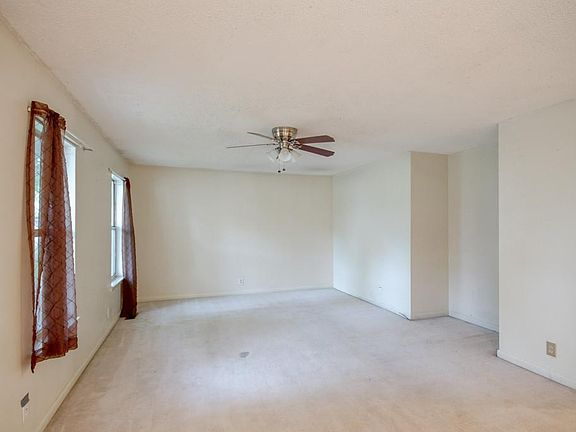 3rd image of 860 Heritage Cir