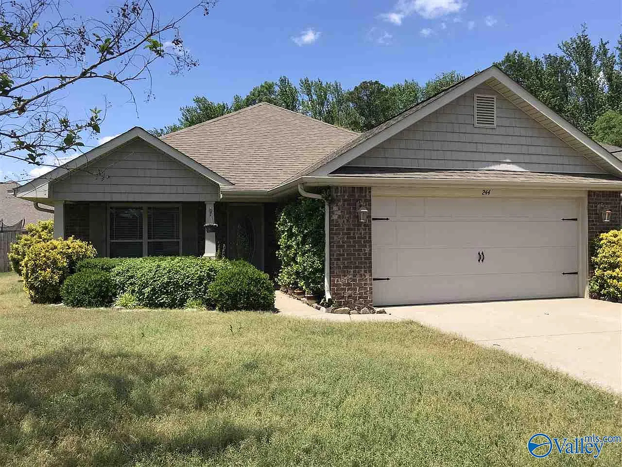4 bed, 2.0 bath, 1938 sqft, $2,000 — Photo 1