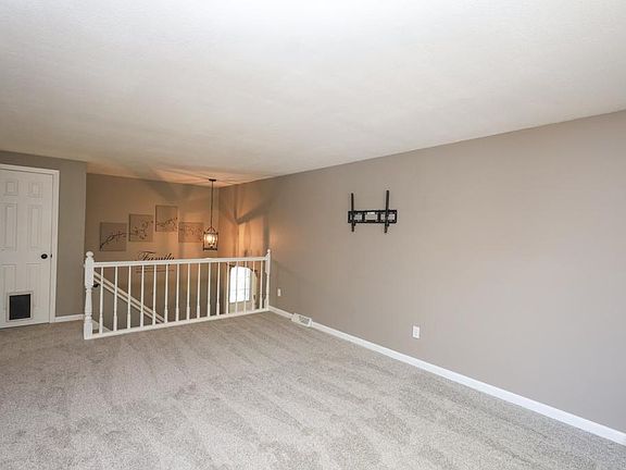 4th image of 524 10th Ave NW