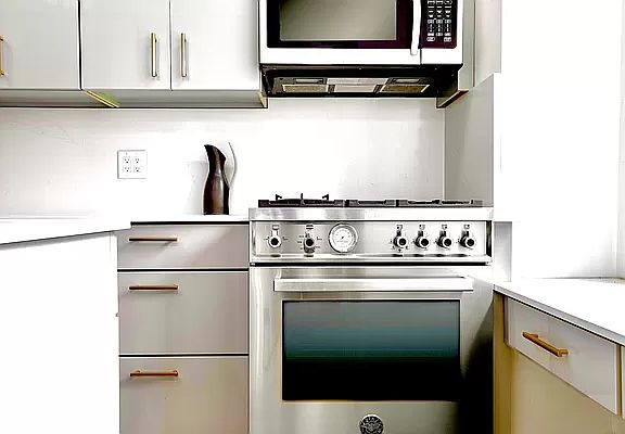 4th image of 16 Park Ave #9D