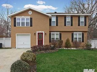 15 Debbie Lee Ln, Bohemia, NY 11716