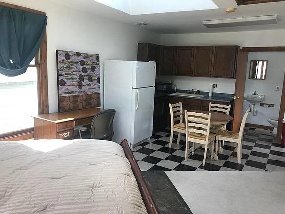5th image of 18 Rogge St #B