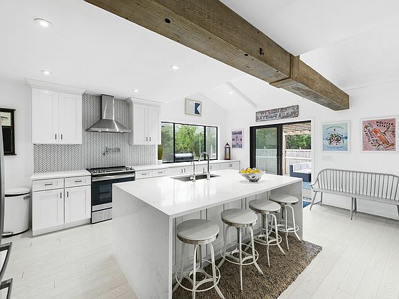 5th image of 76 Manor Lane South