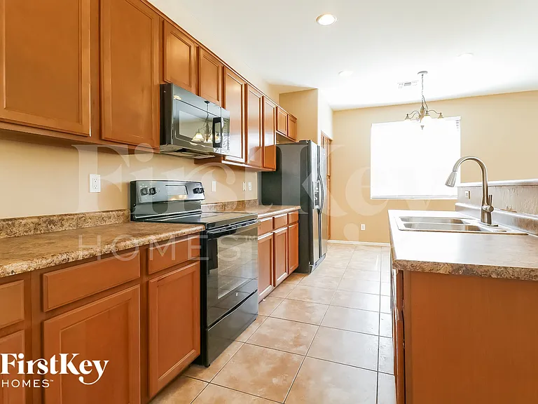 7708 S 68th Dr — Photo 6