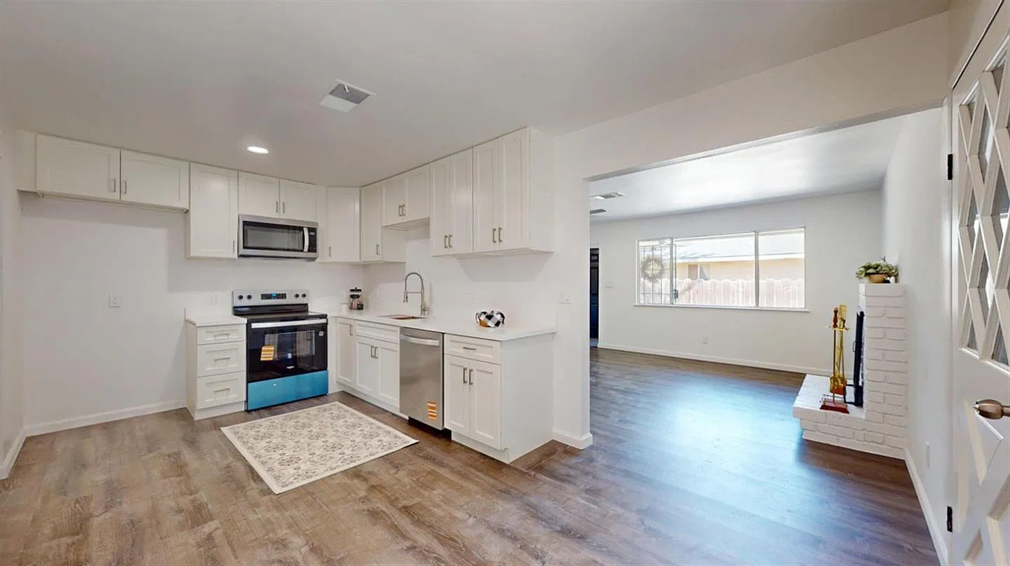 2 bed, 1010 sqft, $2,050 — Photo 3