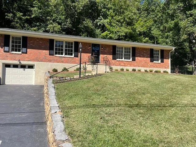 3 bed, 2900 sqft, $2,300 — Photo 2