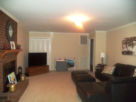 3rd image of 1012 Charles St