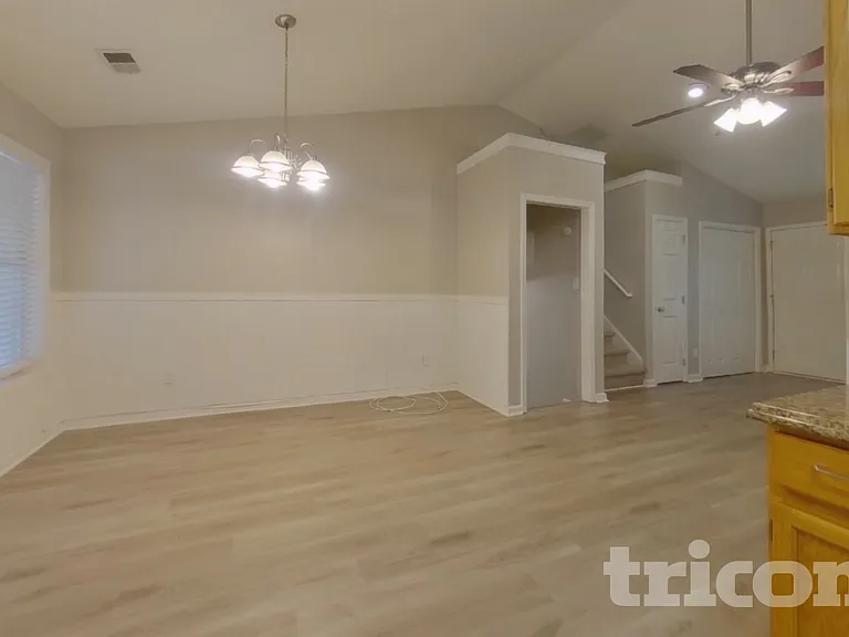 726 Westbury Dr — Photo 5