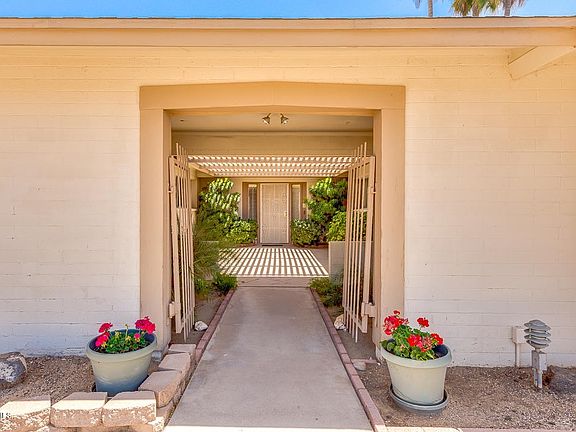 CHARMING COURTYARD ENTRANCE