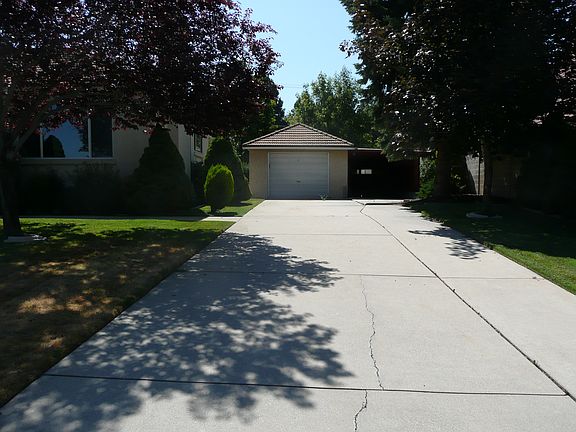 Driveway/Garage/Carport