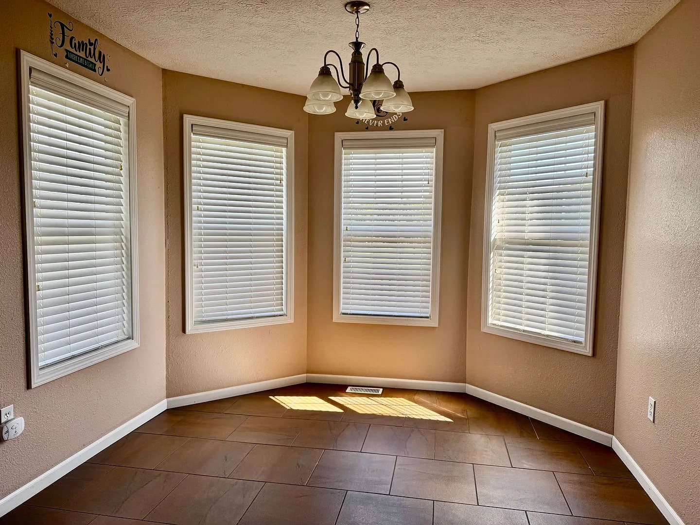4 Bedroom House in Dixon, MO for Rent! — Photo 2