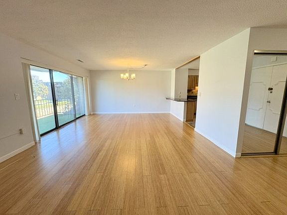 3rd image of 1002 Paradise Rd APT 3R