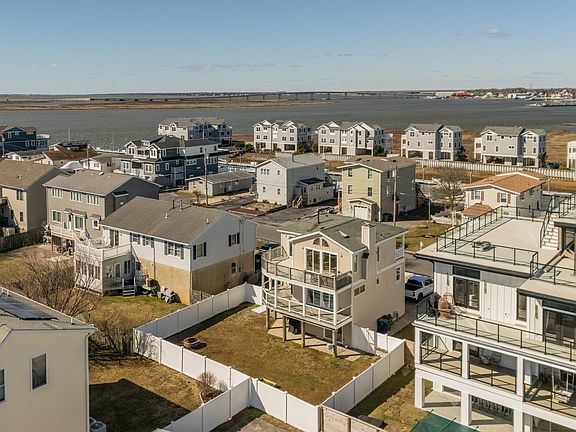 5th image of 11 Point Dr