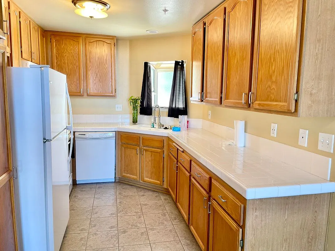 2 bed, 2.0 bath, 945 sqft, $2,880 — Photo 3