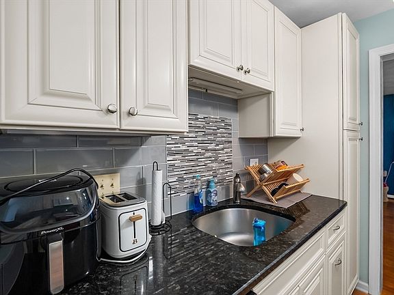 5th image of 3 Godfrey Ln Unit 3