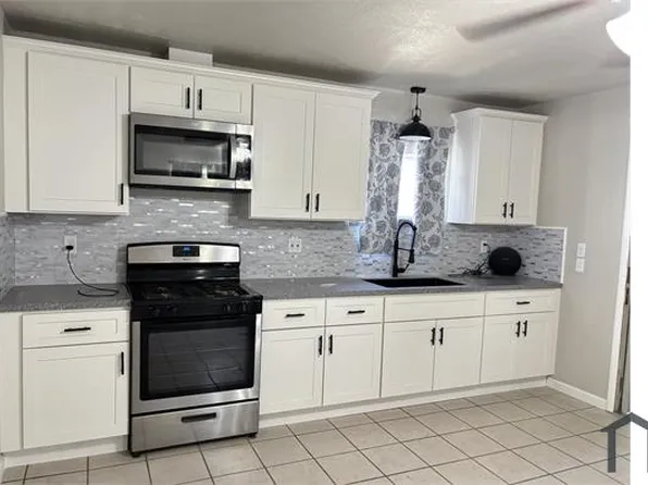 296 E Vandalia Ave, Porterville, CA 93257