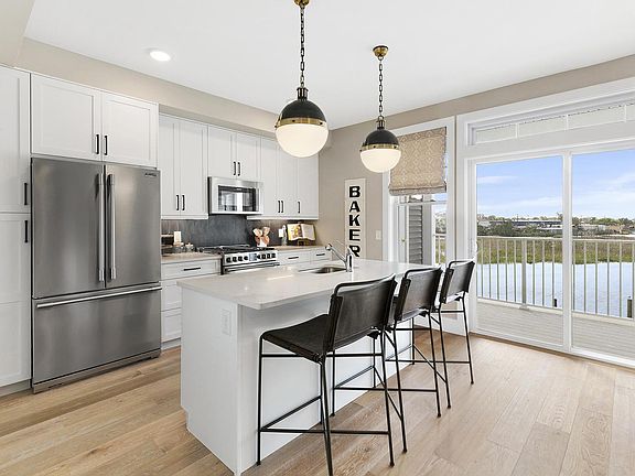 3rd image of 131 Marina Pointe Dr