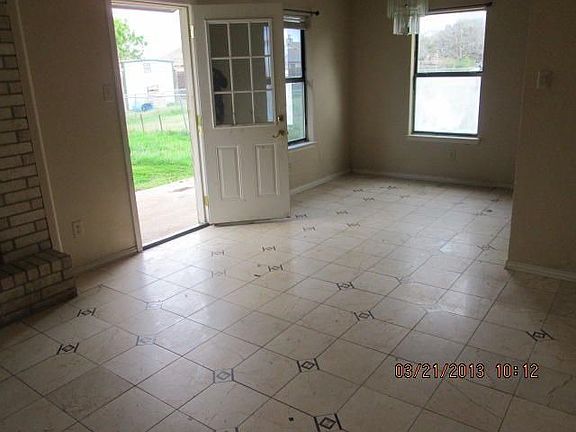 3rd image of 2119 Schwertner Dr