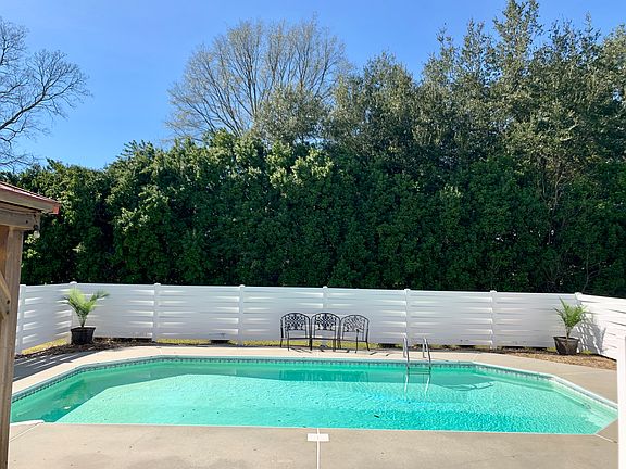 5th image of 221 Bois Des Chene Dr