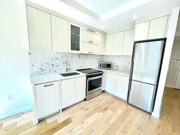 3rd image of 555 Waverly Ave APT 6T