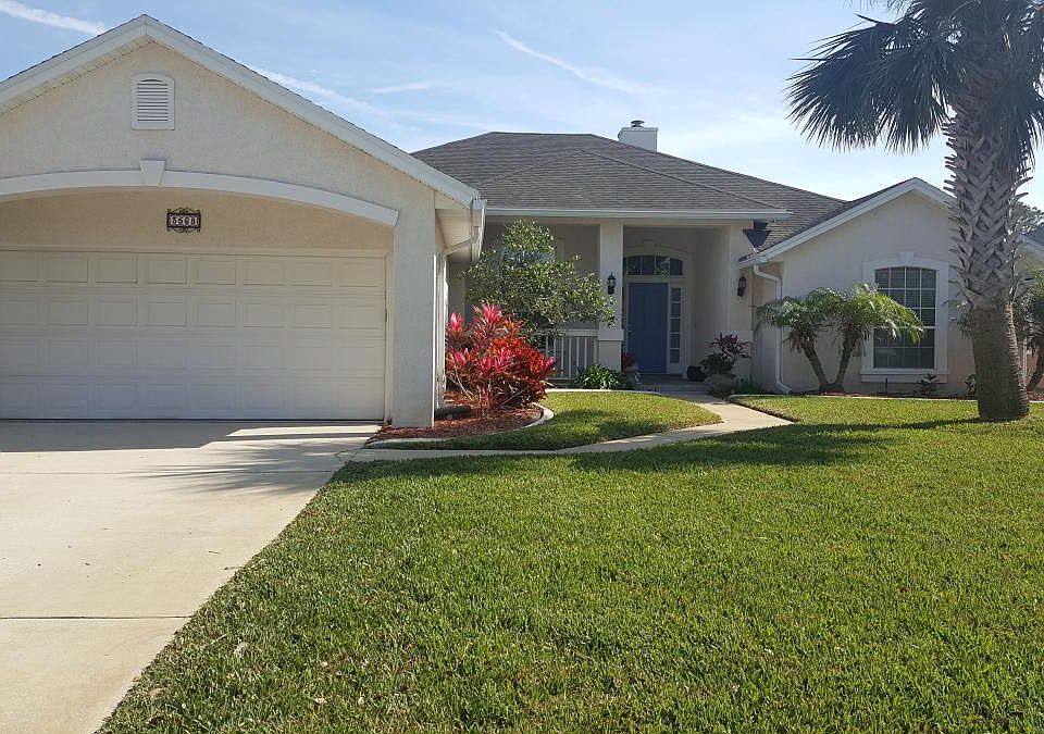 Two car garage, front yard