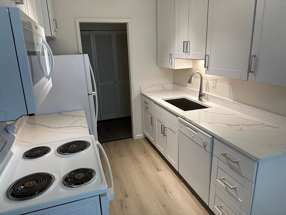 1st image of 540 Bellevue Way SE APT 2A