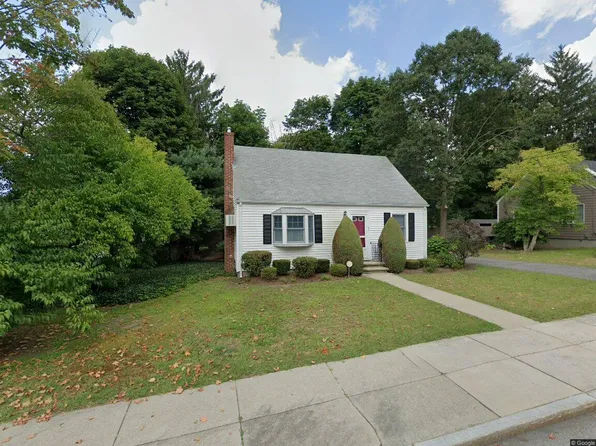 35 Lochland Rd, Hyde Park, MA 02136