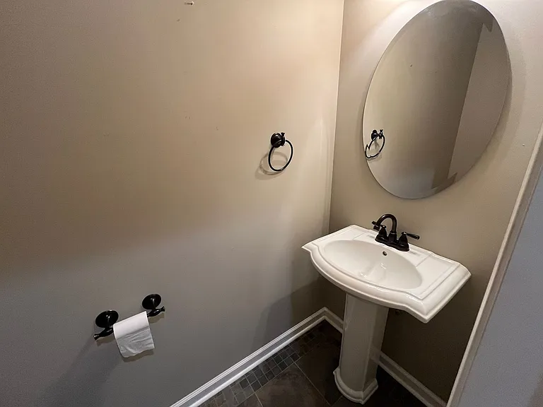 696 Wyndhurst Dr — Photo 33