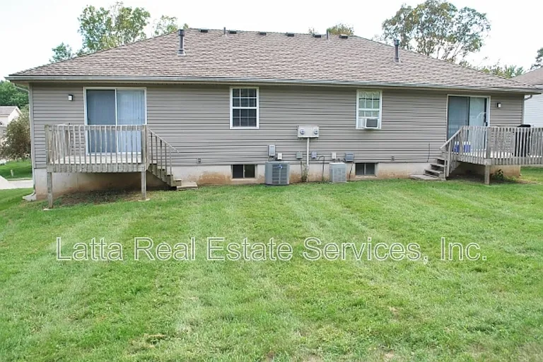 415 SW Joy Ct — Photo 2