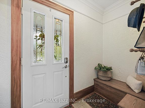 4th image of 425 Masson St