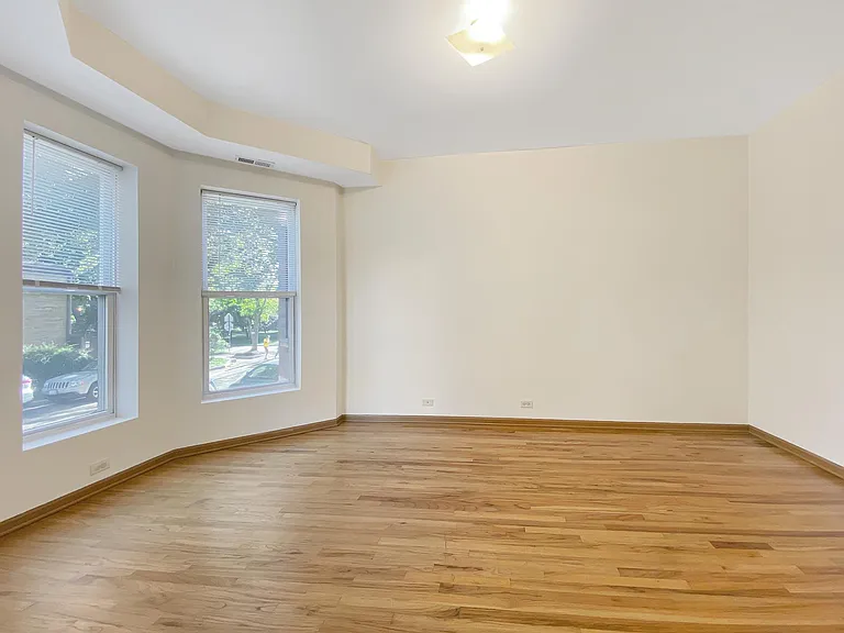 2930 W Shakespeare Ave — Photo 4