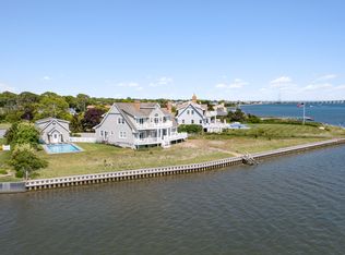 36 Oak Ln, Hampton Bays, NY 11946