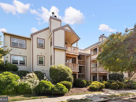 3rd image of 6918 Victoria Dr Unit L