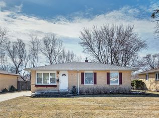 2405 Cedar St, Rolling Meadows, IL 60008