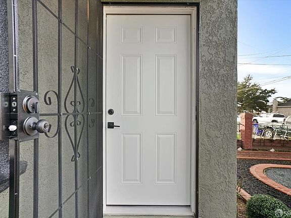 4th image of 2418 Douglas St