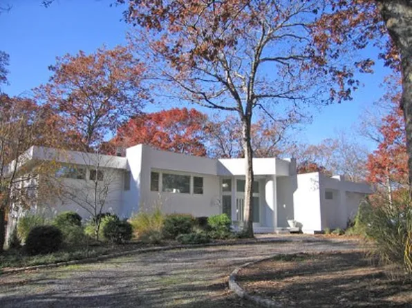 4 Beechwood Ct, East Hampton, NY 11937